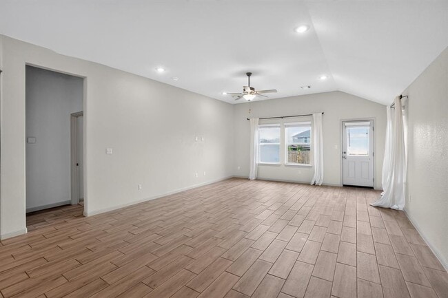 Building Photo - 105 Greenway Dr