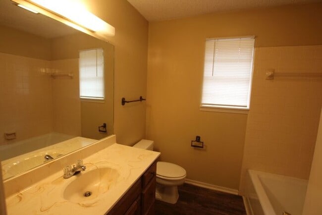 Building Photo - Adorable 3 Bedroom Duplex in Tyler