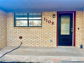 Building Photo - 1102 Serenada Dr