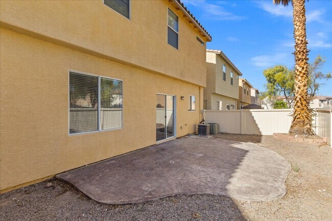 Building Photo - 4bd Single Family Home with Large Backyard, Balcony, and No Carpet