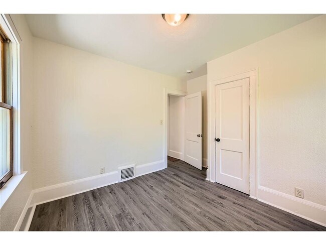 Building Photo - 1083 Western Ave N