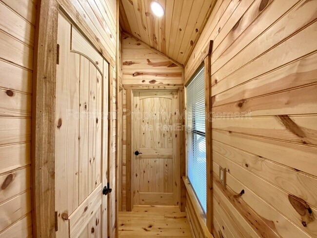 Building Photo - 624 Deer Creek Dr W