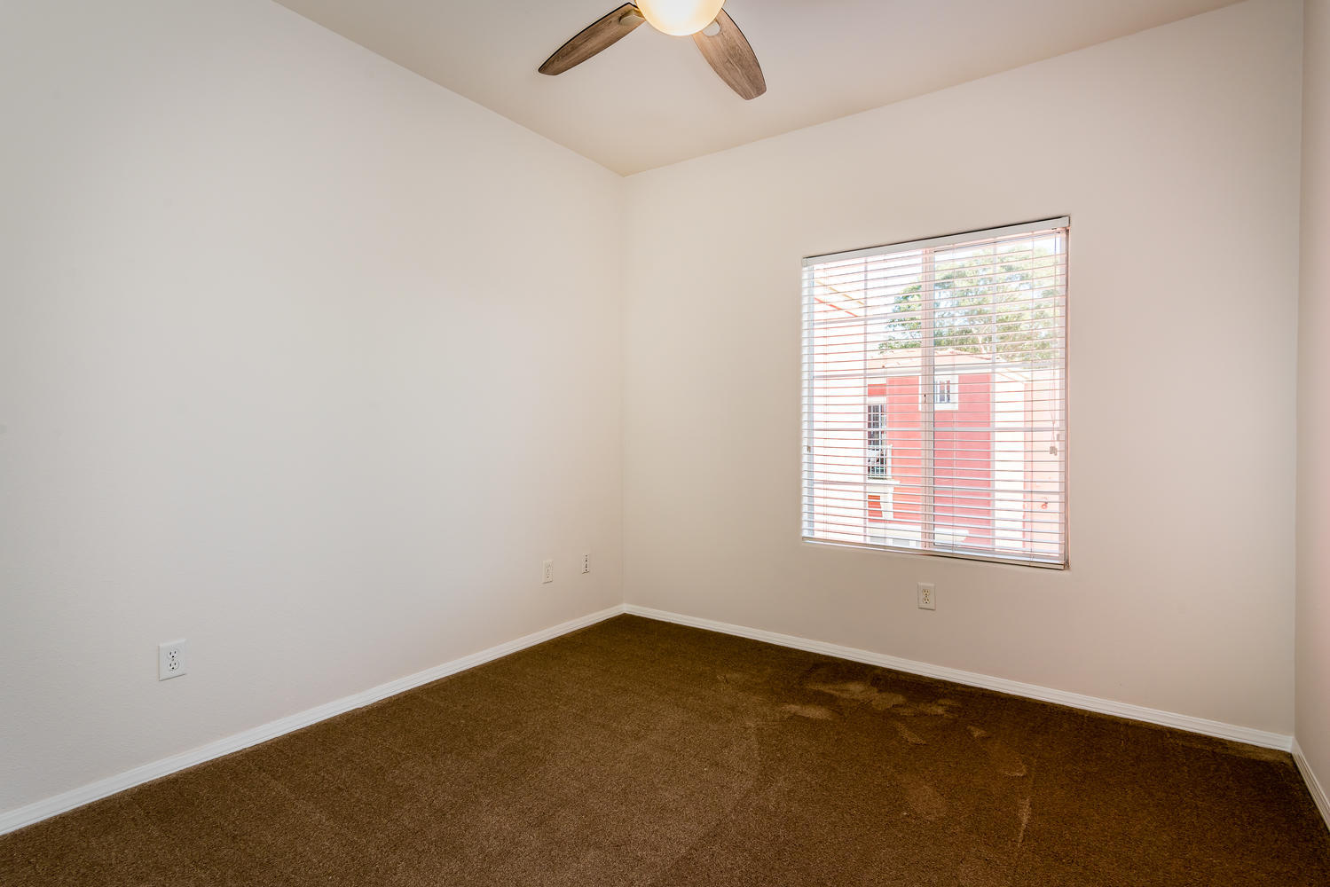 Building Photo - 903 Lawrence Dr