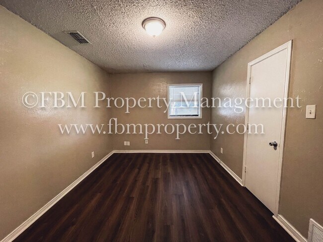 Building Photo - 1140-1142 Mountain View St