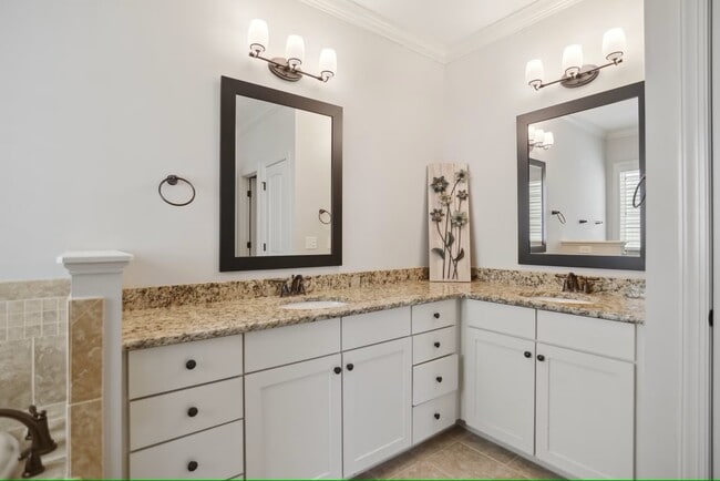 Building Photo - 1212 Sand Pine Dr