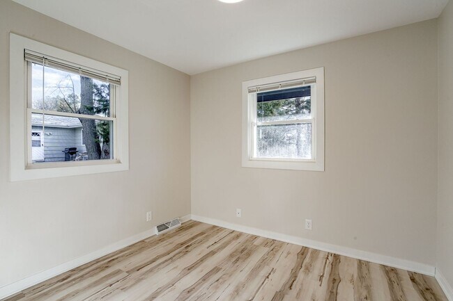 Building Photo - UPDATED 2 Bedroom Duplex With Garage!!