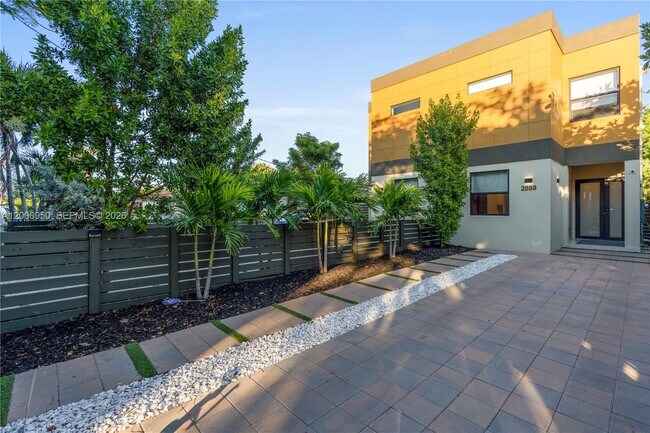 Building Photo - 2889 SW 33rd Ave