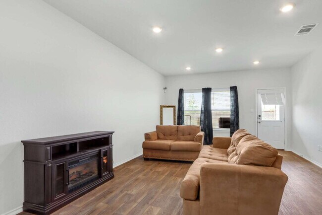 Building Photo - "Spacious 5-Bedroom San Antonio Gem with G...