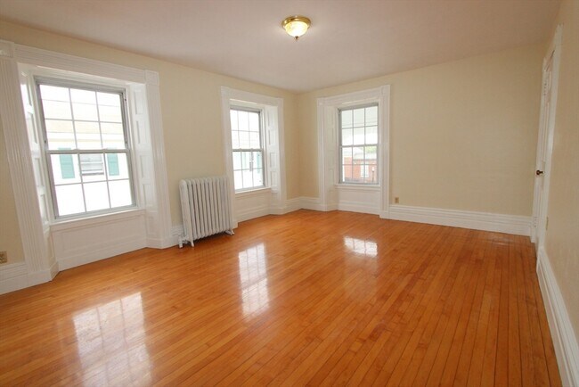 Building Photo - 122 Elm St