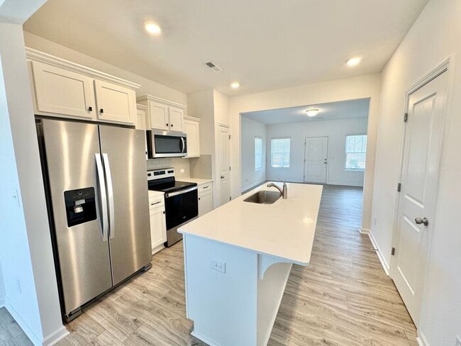 Building Photo - 2 br 2.5 ba townhome, close to I-85, dining and shopping -AVAILABLE NOW