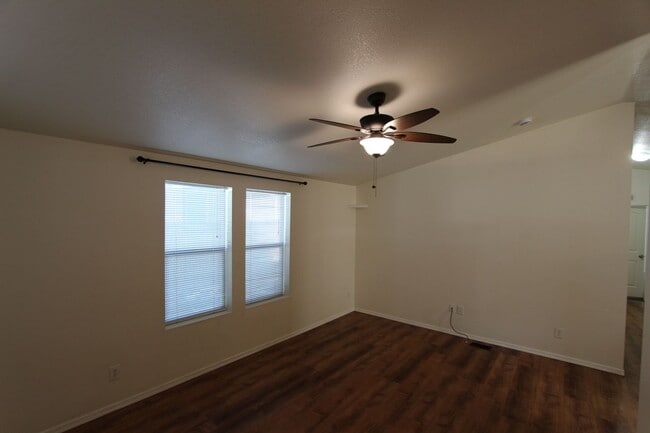 Building Photo - Move-in Special! Home in Christmas Tree es...