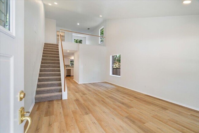 Building Photo - 1025 Doras Dr