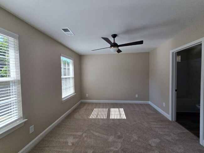 Building Photo - 2 Bedroom Townhomes Near Downtown Mebane for $1495