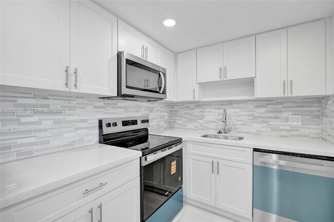 Building Photo - 4164 Inverrary Dr