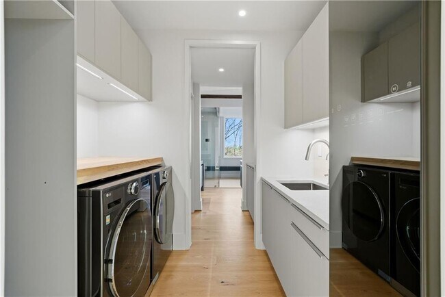 Building Photo - 1033 Reeder Cir NE