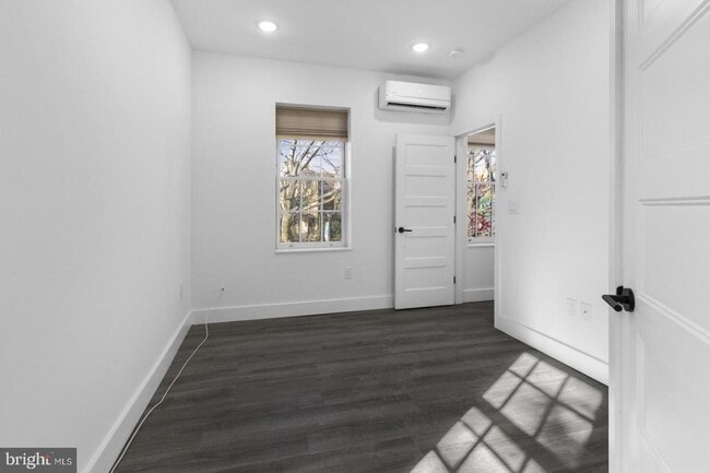 Building Photo - 212 Catharine St