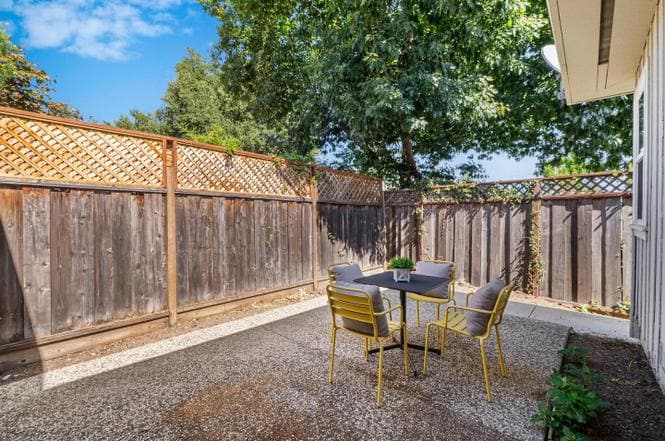 Building Photo - 102 Olive St