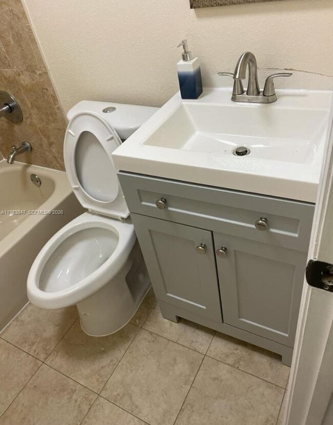 Building Photo - 290 E 65th St