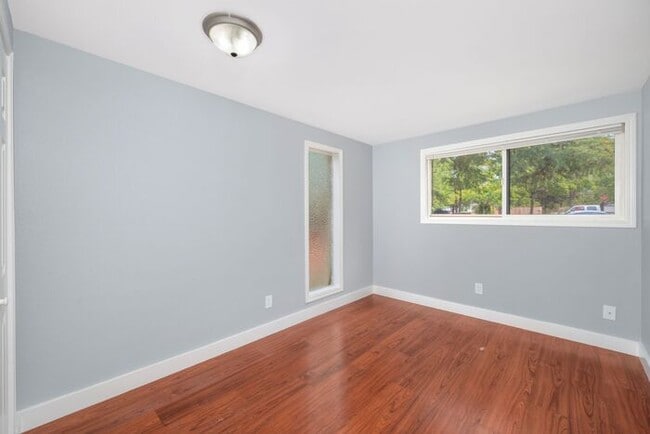 Building Photo - 2 bedroom available soon ! Apply Now!!