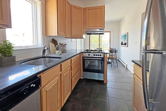 Building Photo - 9/1 Renovated, spacious 4BR/2.5BA w/d in unit!