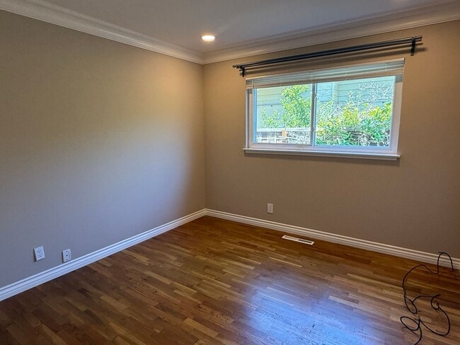 Building Photo - 1694 Lyle Dr