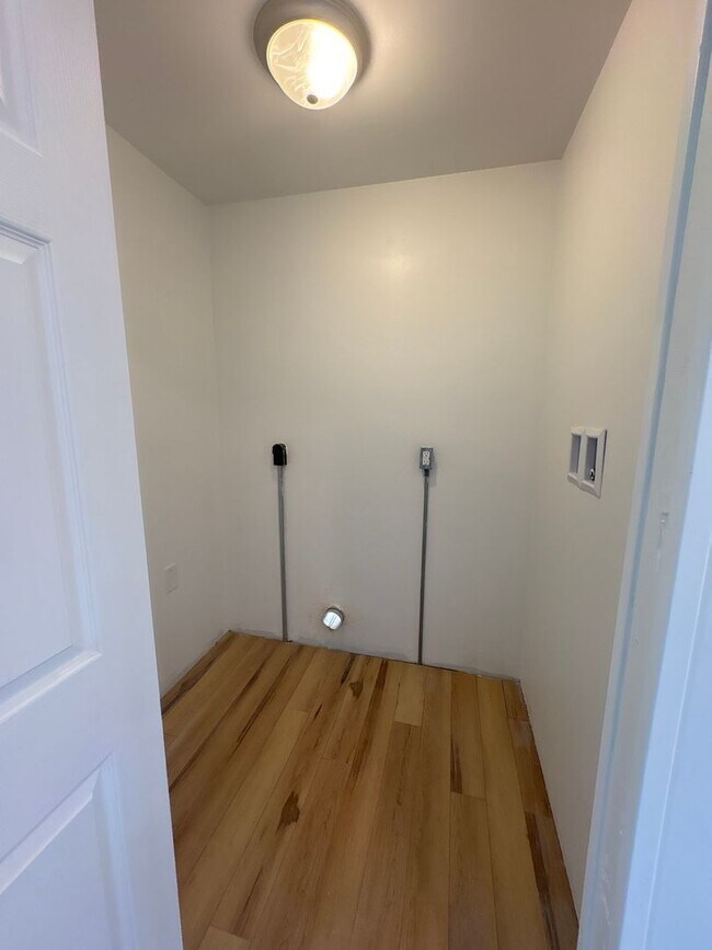 Building Photo - 1 Bedroom 1 Bath 2 Story Cottage-Suburban SD