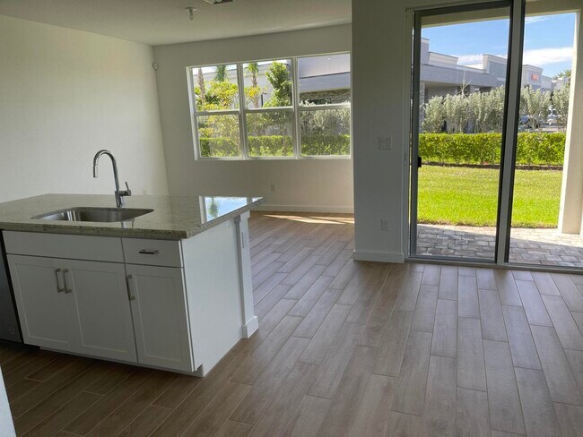 Building Photo - 8542 Via Mar Rosso