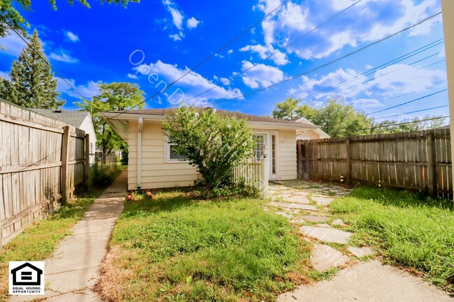 Building Photo - ** $300.00 OFF FIRST MONTHS RENT** Great 3...