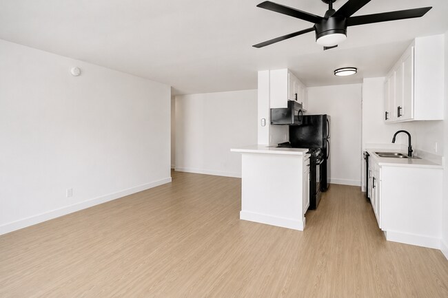 Building Photo - 5919 Reseda Blvd