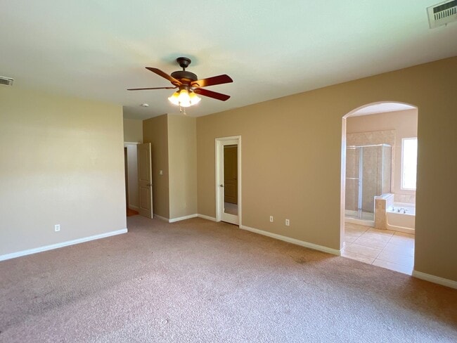 Building Photo - Northwest Bakersfield