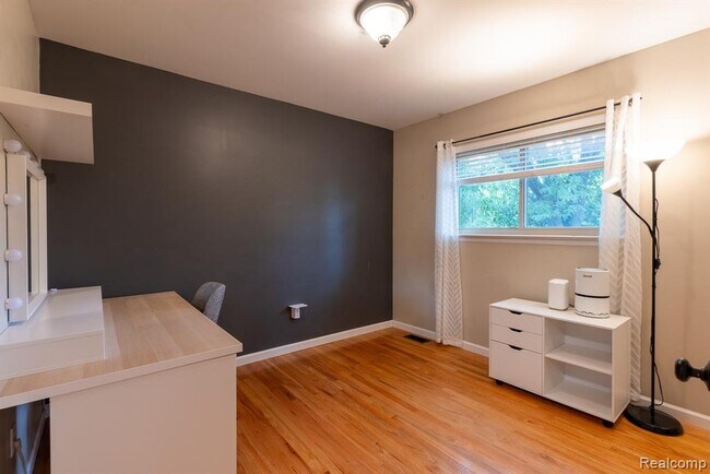 Building Photo - 2857 Sherbourne Dr
