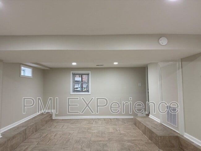 Building Photo - 8203 Comet Dr