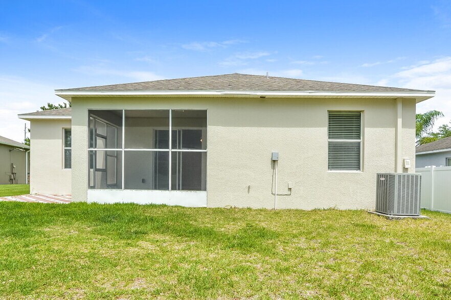 Building Photo - 5736 Coquyt Dr
