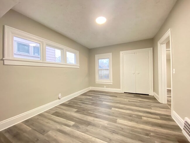 Building Photo - Highland Charm