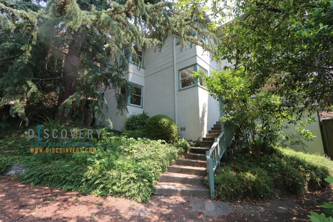 Building Photo - Mid-Century Montclair 3+ Bedroom with Filtered San Francisco Bay Views!