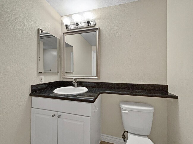 Building Photo - Beautiful 2BD/2BA Condo in La Jolla W/ W/D...