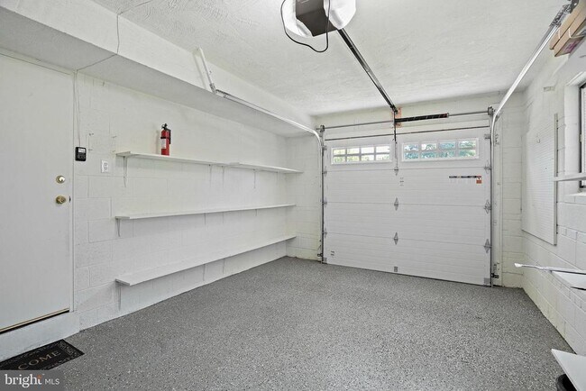 Building Photo - 6607 Lone Oak Dr