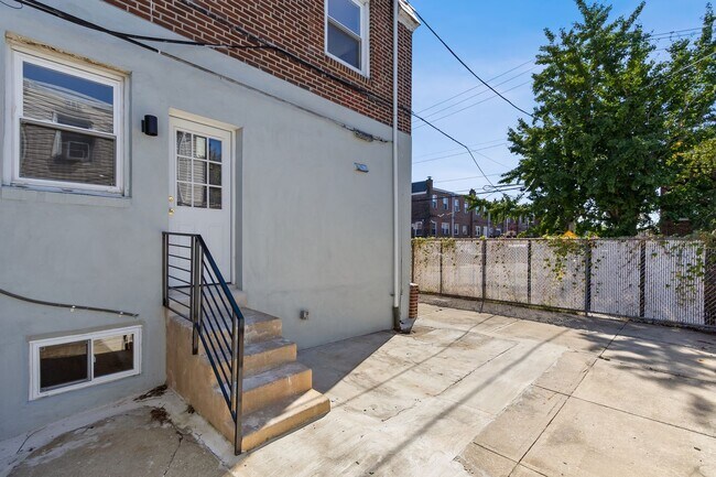 Building Photo - Wow! South Philly Modern 3 Bed 2 Bath Home! Yard! Central Air! W/D! H/W Floors! Gorgeous!
