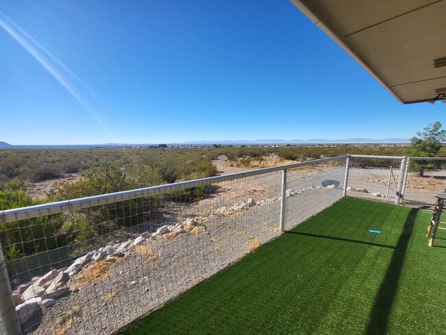 Building Photo - Private 1 Bedroom 1 Bathroom Home - Over 9...