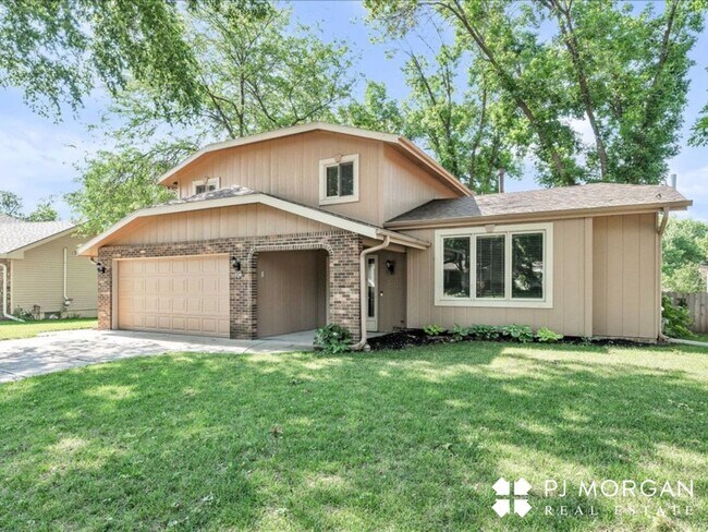 Building Photo - 3 bedroom 2 bath house in a great location!