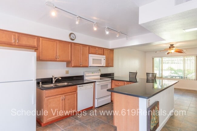 Building Photo - Beautiful 2 bedroom, 1.5 bath Townhouse wi...