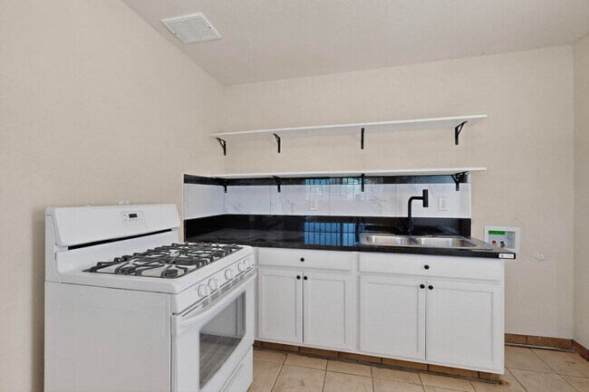 Building Photo - 540 Cardenas Dr SE