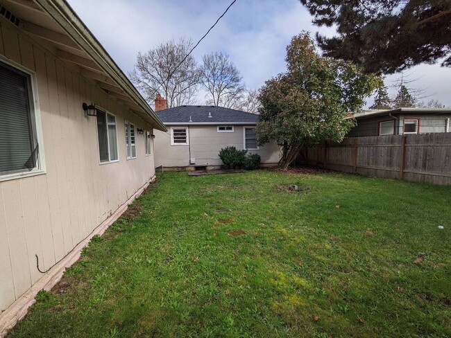 Building Photo - 5+ bedroom South Campus house w/ large fen...