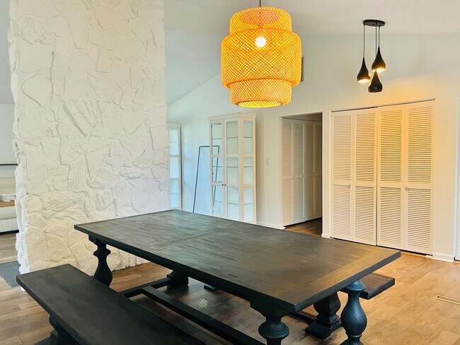 Building Photo - 808 Phoenix Dr