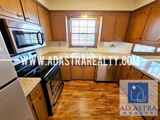 Building Photo - Spacious Duplex in Independence-Available ...
