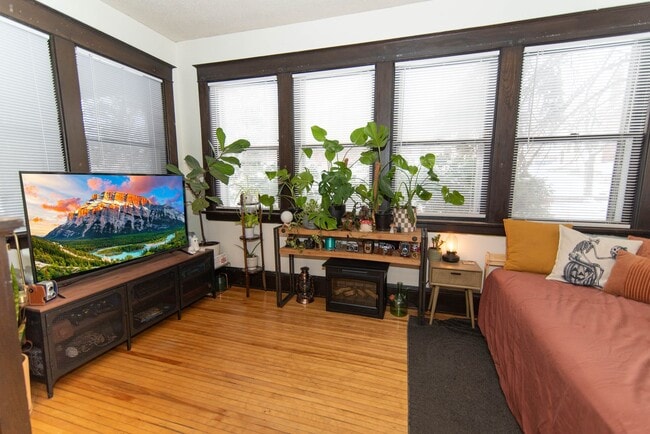 Building Photo - 419 W Franklin Ave