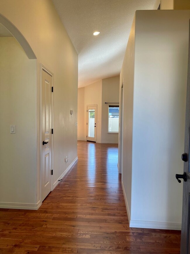 Building Photo - 424 Lakerose Loop
