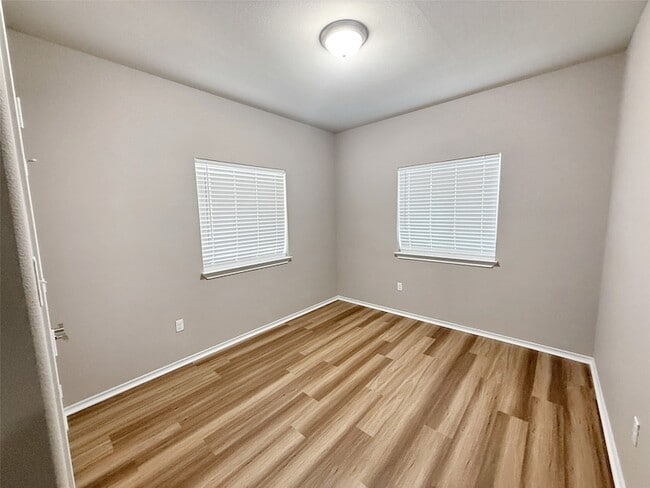 Building Photo - 512 E Hazelwood St