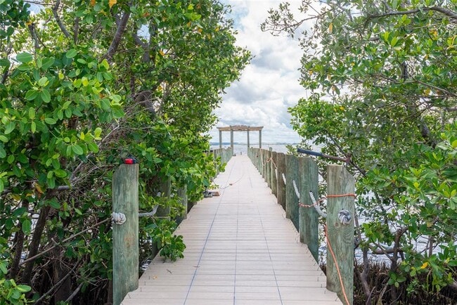 Building Photo - 2876 Bayshore Trails Dr