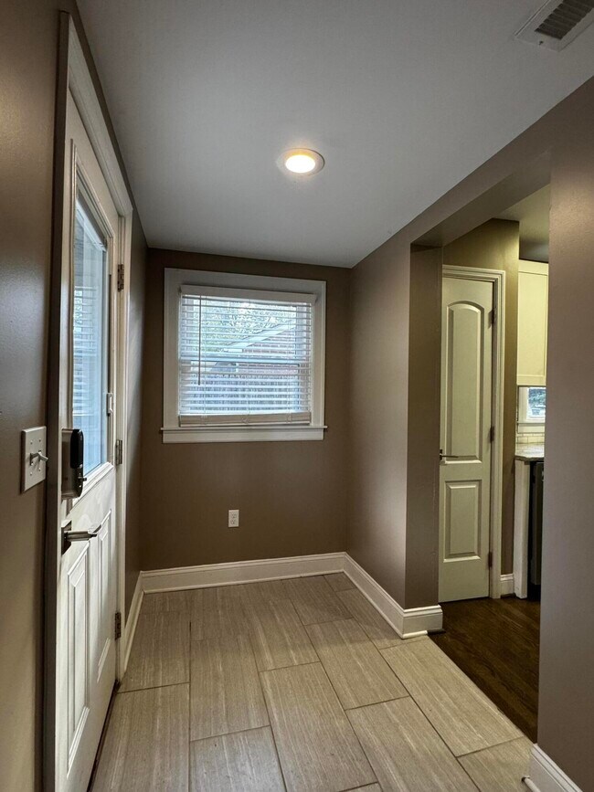 Building Photo - 564 Claymont Dr